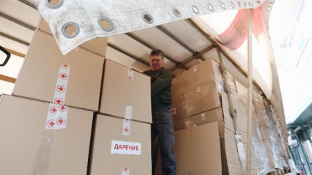 Първите два камиона на Червения кръст, част от хуманитарния конвой на българската държава, ще тръгнат днес, от централата на БЧК.