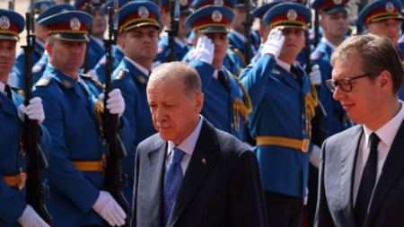 Президентите на Турция Реджеп Ердоган (вляво) и Сърбия Александър Вучич