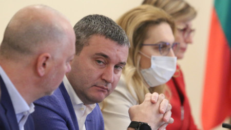 Министър Владислав Горанов сред колегите си Росен Желязков и Марияна Николова на днешното извънредно правителствено заседание.