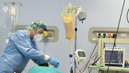 Лекар се грижи за пациент в болница в Торино, март 2020 г.