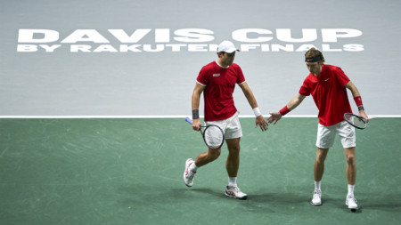 Карацев (вляво) и Рубльов донесоха победата на Руската тенис федерация.