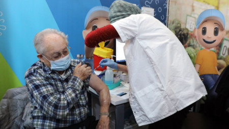 В Израел днес започна ваксинирането с четвърта доза на здравни
