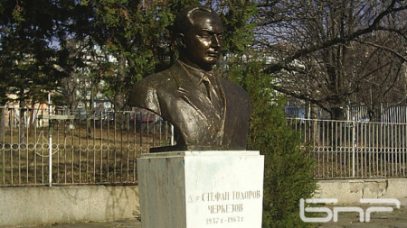 Паметникът на д-р Стефан Черкезов в двора на болницата във Велико Търново