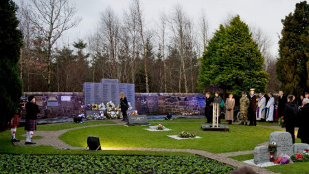 Възпоменателна церемония на гробището Dryfesdale в Локърби, Шотландия, архив, декември 2013 г.