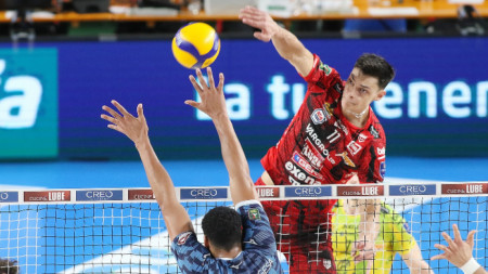 Александър Никилов беше безпощаден в атака.