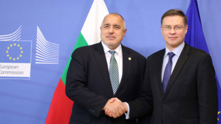 Boyko Borissov (L) and Valdis Dombrovskis (R)