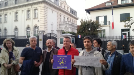Протестът пред френското посолство в София.