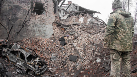 Руски самолети са бомбардирали жилищни сгради в град Суми и