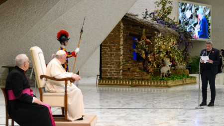 Снимка, предоставена от Vatican Media, показва аудиенцията на папа Франциск за мениджъри и делегати на италианския профсъюз CGIL във Ватикана, 19 декември 2022 г.