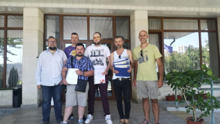 Представители на инциативния комитет срещу завод за каменна вата в село Върбовка