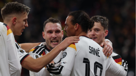 Германските национали се радват на победата над Словакия.