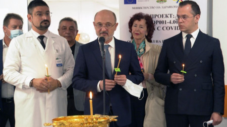 На откриването присъства здравният министър Асен Меджидиев (в средата)