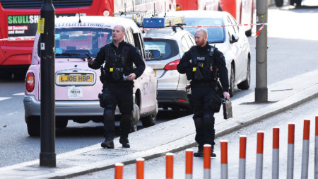 Полицаи на мястото на трагедията в Лондон