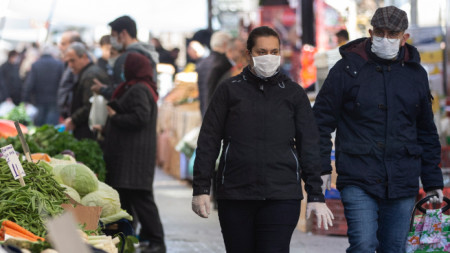 Жители на Истанбул са излезли да пазаруват със защитни маски