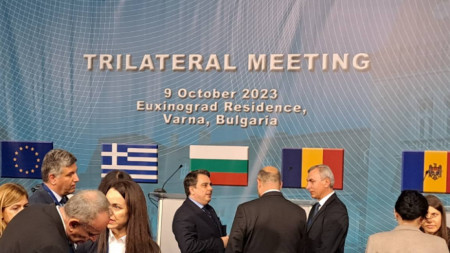 Премиерът Николай Денков е домакин на колегите си от Гърция Кириакос Мицотакис и на Румъния Йон-Марчел Чолаку на тристранна среща по въпросите на регионалната свързаност. 