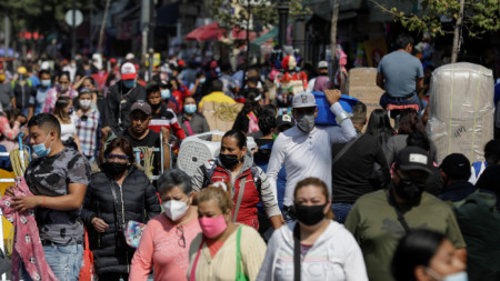 Хора се разхождат по популярна търговска улица в Мексико сити, 16 декември 2020 г.