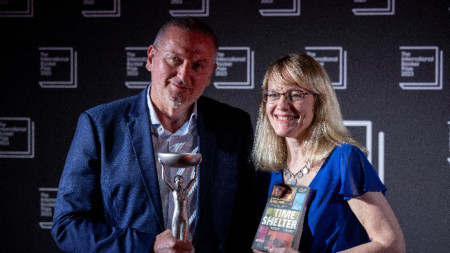 Georgi Gospodinov și traducătoarea engleză Angela Rodel cu Booker Prize
