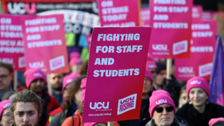Протестен митинг на Университетския и колежански съюз (UCU) в центъра на Лондон, 30 ноември 2022 г. Служителите на университетите стачкуваха заради продължаващия спор за условията на заплащане.