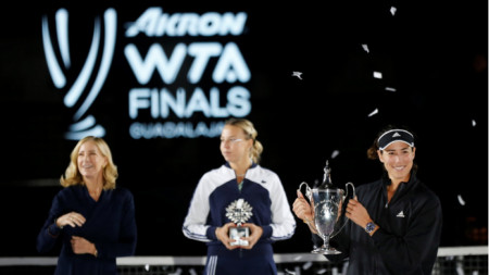 Шампионката на финалите на WTA Мугуруса, подгласничката Контавейт и Крис Евърт.