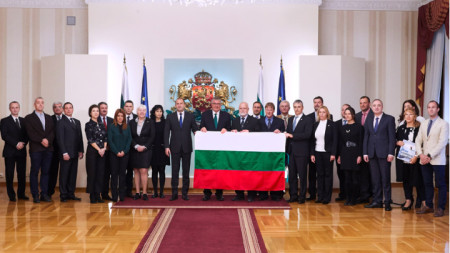 Президентът Румен Радев връчи националния трибагреник на участниците в 27-та антарктическа експедиция на България