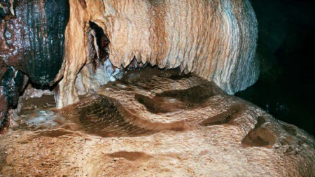 Най дългата пещера в Северозападна България Башовички печ в която