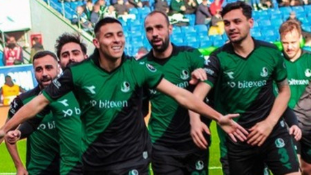 Здравко Димитров вкара гол за Сакарияспор при загубата от Ризеспор