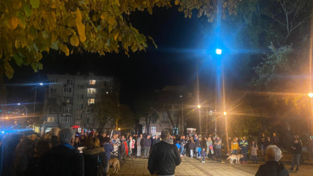 Протест във Варна срещу връщането на гласуването с хартиена бюлетина.