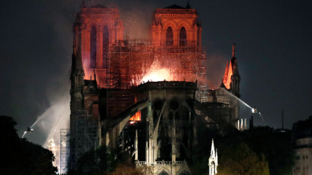 Овладян е пожарът, обхванал катедралата 