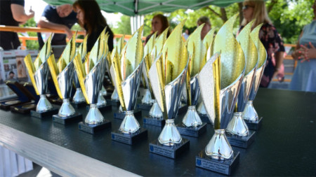 Най-добрите млади учители за учебната 2020/2021 в „Надежда“ получиха наградите си в Северния парк