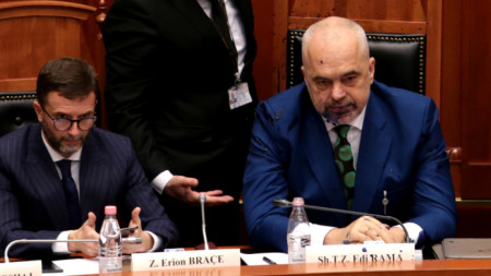 Напръсканият с мастило в лицето премиер на Албания Еди Рама.