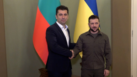 Министър председателят на България Кирил Петков (вляво) и президентът на Украйна Володомир Зеленски