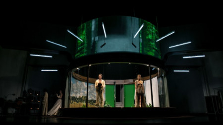 Сцена от „Двойното непостоянство“, реж. Галин Стоев, Градски театър – Тулуза, Франция. 