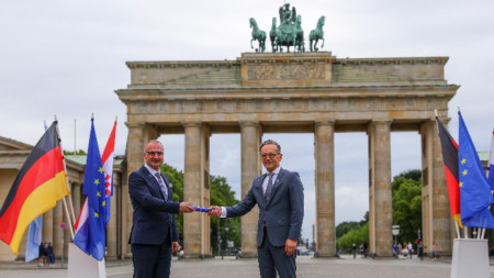 Външният министър на Хърватия предаде щафетата на германския си колега Хайко Маас (вдясно).