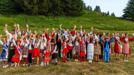 Емоционална среща на Белобрадова с българчета от чужбина на Рожен