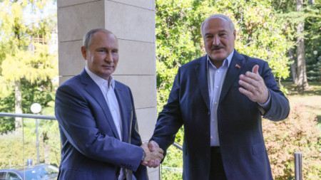 Президентите на Русия Владимир Путин (вляво) и на Беларус Александър Лукашенко