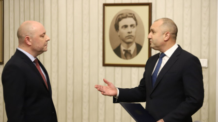 Професор Николай Габровски (вляво) при получаването на мандата от президента Румен Радев