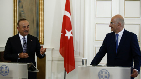 Външните министри на Гърция Никос Дендиас и на Турция Мевлют Чавушоглу на пресконференция в Атина след срещата им.