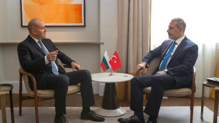 Rumen Radev (L) and Hakan Fidan (R)