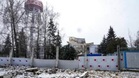 Изглед към телевизионната кула в Киев и околността, които вчера бяха обстрелвани, 2 март 2022 г.