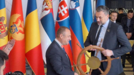 Министърът на регионалното развитие и благоустройството Иван Иванов (вляво) поема руля от Елмедин Ковачевич, министър на външните работи на Босна и Херцеговина, която в момента председателства стратегията