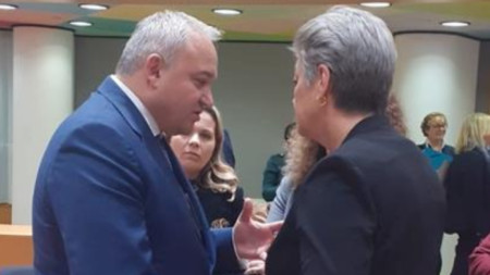 Министър Иван Демерджиев (вляво) и зам.-министър Моника Димитрова-Бийчър участваха в редовно заседание на Съвета 
