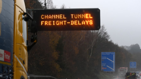 Пътен знак показва, че има закъснения на товари в тунела под Ламанша преди Фолкстоун, Великобритания, 11 декември 2020 г. 