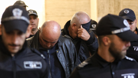 Задържаните служители на 