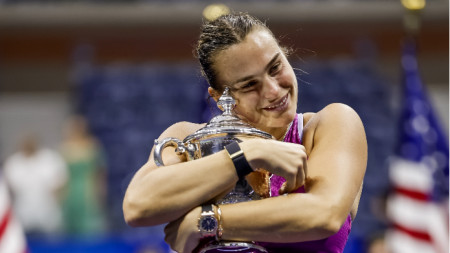 Арина Сабаленка е прегърнала трофея си от US Open.