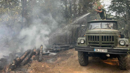 Военнослужещи участват в гасенето в различни райони на страната.