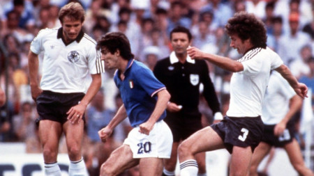 Пало Роси (в синьо) стана шампион с Италия на световното първенство през 1982 г.