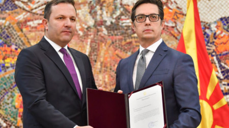 Президентът на Северна Македония Стево Пендаровски (вдясно) връчва мандат за сформиране на служебно правителство на Оливер Спасовски.