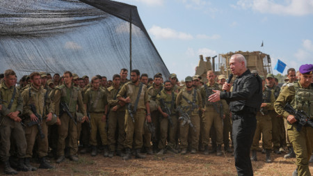 Министърът на отбраната на Израел Йоав Галант говори днес пред израелски войници близо до границата с ивицата Газа.