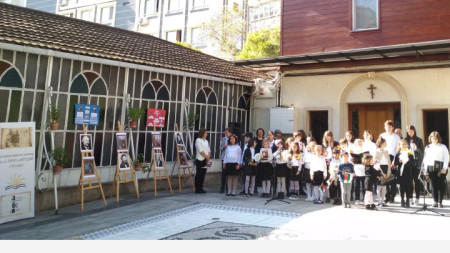 Тържеството за Деня на народните будители на българското неделно училище „Св. Св. Кирил и Методий“ в Истанбул се състоя в Екзархийския дом в квартал „Шишли“.