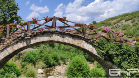 Освен с автентичната воденица, Шумнатица е известна и със старите си мостове